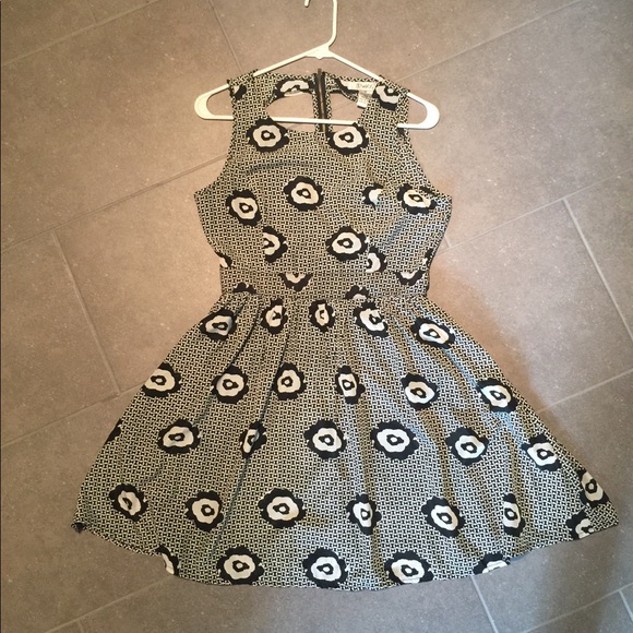 Dresses & Skirts - Black and white pattern dress!